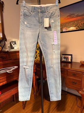 Sculpture Light Blue Skinny Jeans with Distressed Details